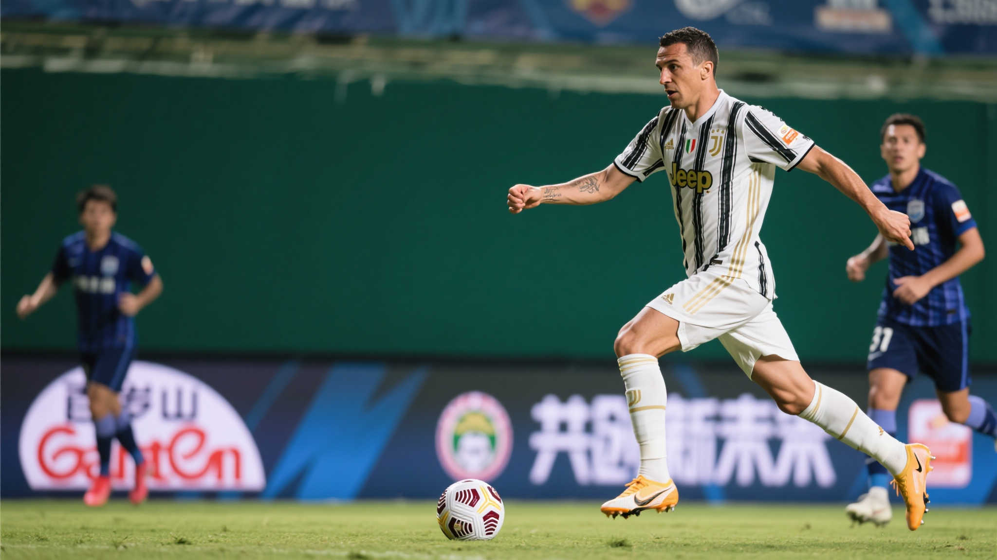 有趣的是，在赛场上总爱将自己比作传奇后卫卡纳瓦罗，